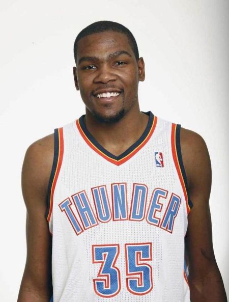 这队踢得像一台机器（这支球队像精密机器般运转）