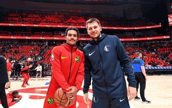 感谢俱乐部，U16国少球员身穿各自俱乐部训练服拍摄全家福（致谢各俱乐部，U16国少球员穿本队训练服拍全家福）