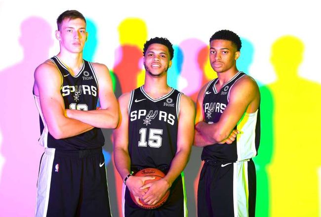 理性追星，新鹏城vs成都赛后有球迷跳下看台与韦世豪合影（理性追星！新鹏城战成都后有球迷翻越看台与韦世豪合影）